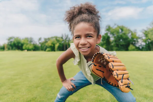 Niño jugando béisbol en parque - foto de stock