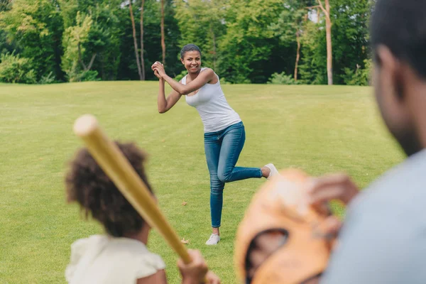 Familia afroamericana jugando béisbol - foto de stock