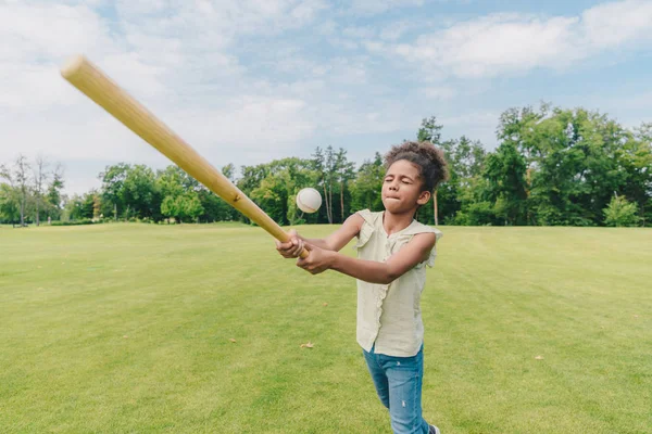 Enfant jouant au baseball dans le parc — Photo de stock