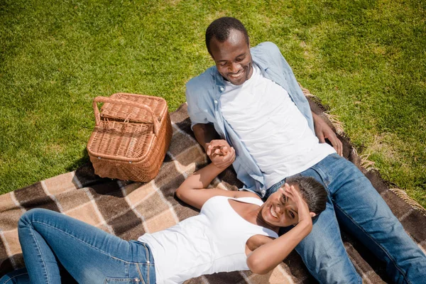 Africano casal americano fazendo piquenique — Fotografia de Stock