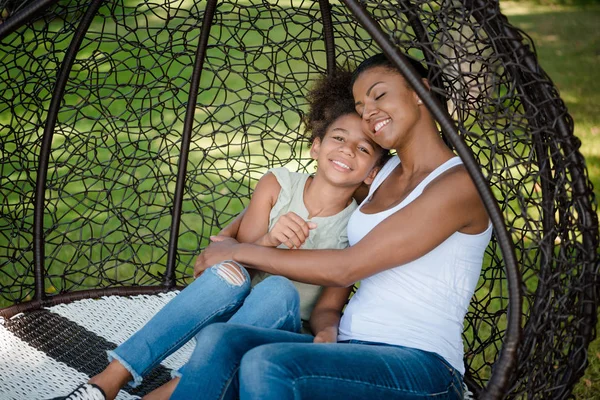 Madre e hija afroamericana - foto de stock