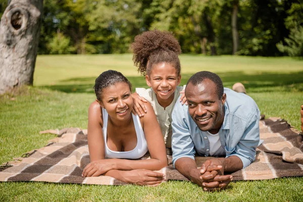 Familia afroamericana sonriente - foto de stock