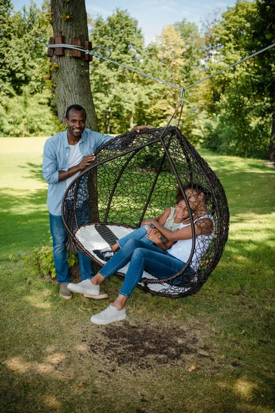 Afro-americano famiglia su swing — Foto stock