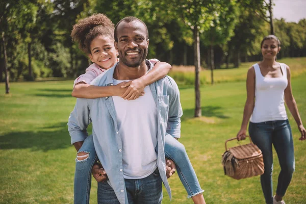 Felice afican famiglia americana nel parco — Foto stock