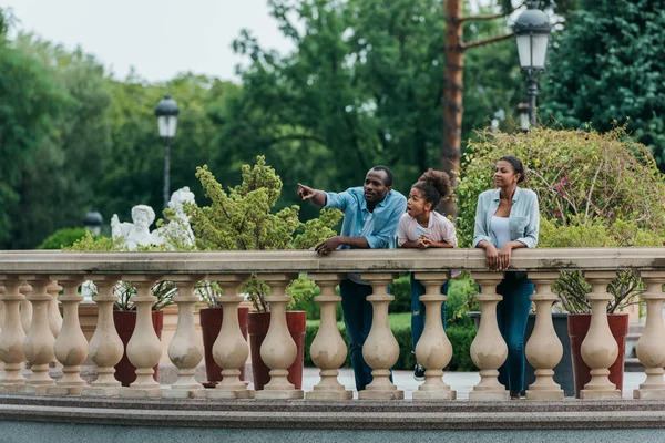 Familia afroamericana en parque - foto de stock