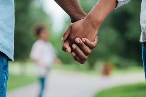 Pareja cogida de la mano - foto de stock