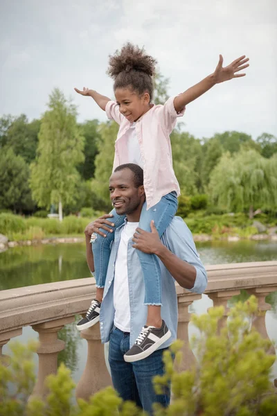 Afro-americanos padre e hija en parque - foto de stock