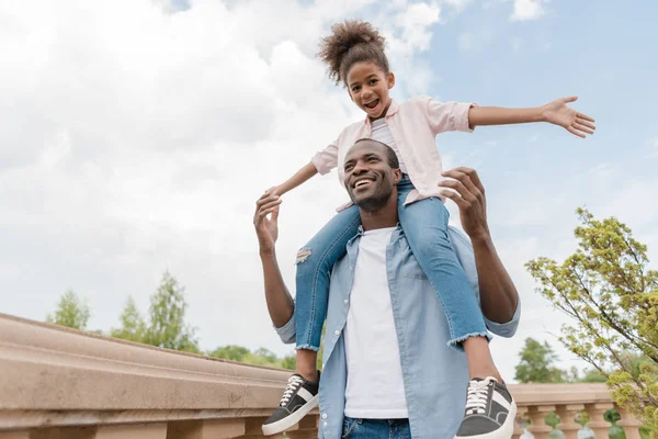 Afro-americanos padre e hija en parque - foto de stock