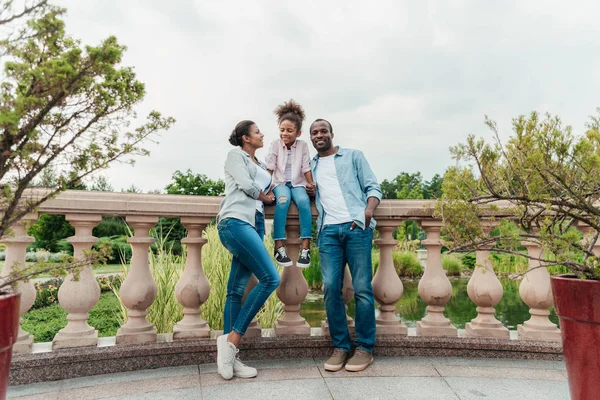 Famille afro-américaine dans le parc — Photo de stock