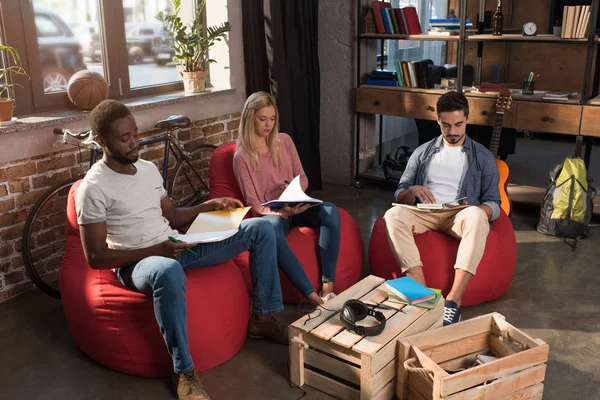 Estudiantes multiétnicos estudiando juntos - foto de stock