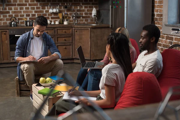 Étudiants multiethniques étudiant ensemble — Photo de stock