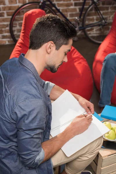 Estudiante escribiendo en copybook - foto de stock