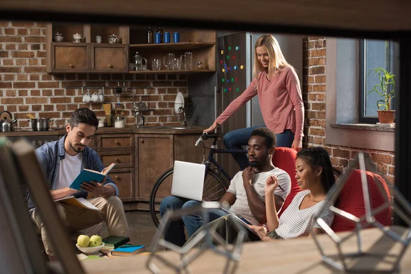 Estudiantes multiétnicos estudiando juntos - foto de stock