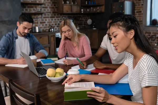 Estudiantes multiétnicos estudiando juntos - foto de stock