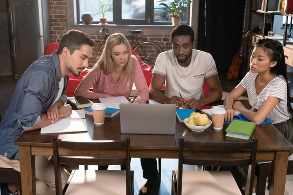 Étudiants multiethniques avec ordinateur portable — Photo de stock