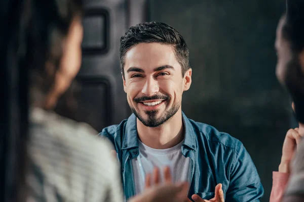 Sonriente hombre guapo - foto de stock