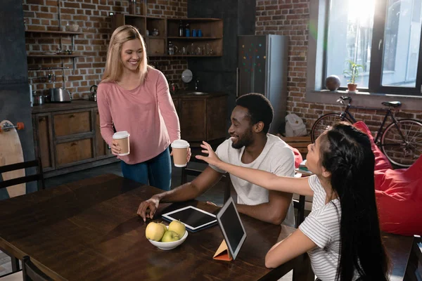 Einwegbecher mit Kaffee in der Küche — Stockfoto