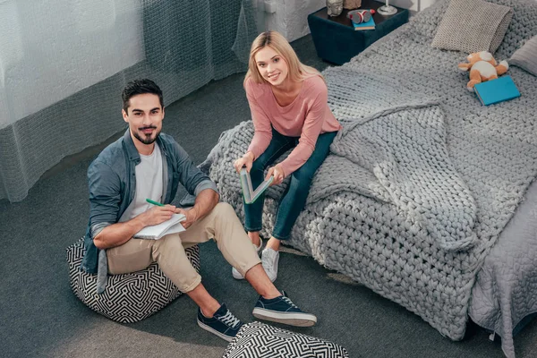 Students doing homework together — Stock Photo