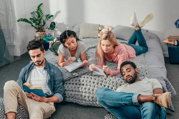 Étudier à la maison — Photo de stock