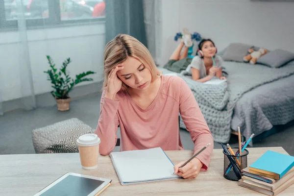 Mujer aburrida joven estudiando - foto de stock