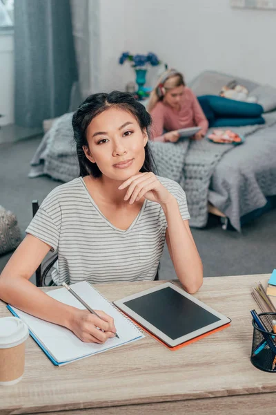 Mujer asiática estudiando en casa - foto de stock