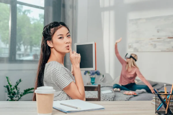 Femme et son ami avec casque VR — Photo de stock