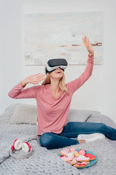 Mujer joven con auriculares VR - foto de stock