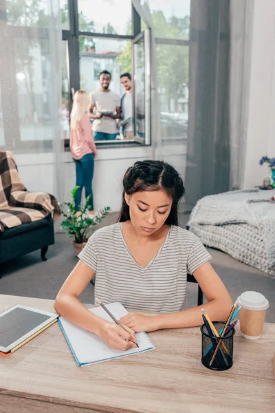 Estudiante chica estudiando en casa - foto de stock