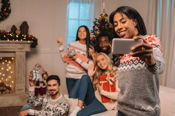 Amici multietnici prendendo selfie a Natale — Foto stock