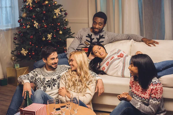Amigos multiculturales en la víspera de Navidad - foto de stock