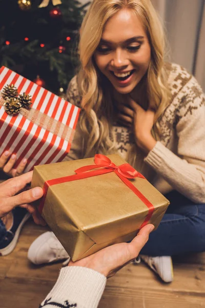 Paar tauscht Weihnachtsgeschenke aus — Stockfoto