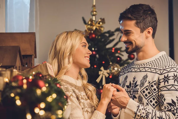 Sonriente pareja en la víspera de Navidad - foto de stock