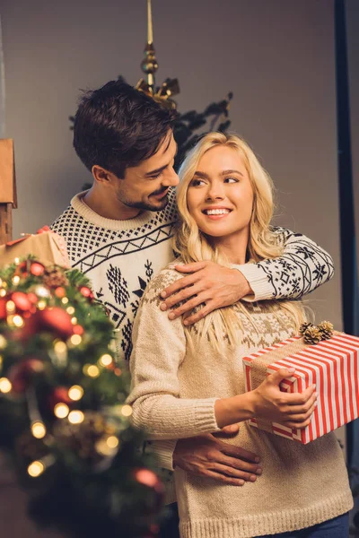 Lächelndes Paar an Heiligabend — Stockfoto