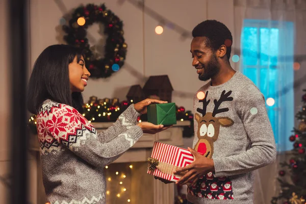 Счастливая африканская американская пара на Рождество — стоковое фото