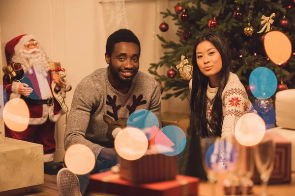 Pareja multiétnica celebrando la Navidad - foto de stock