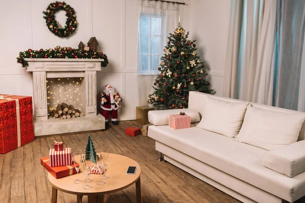 Empty room with christmas tree — Stock Photo