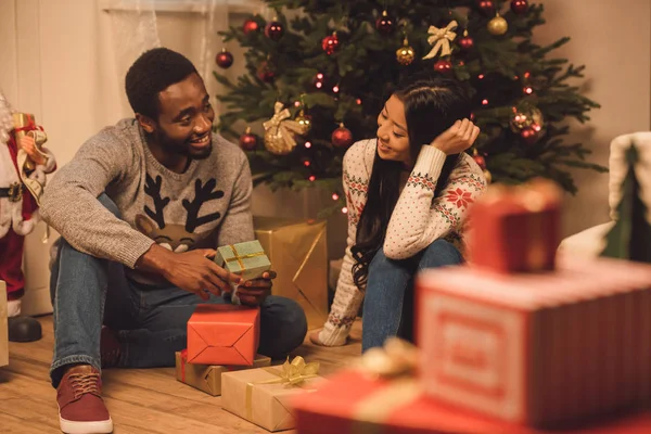 Pareja multiétnica celebrando la Navidad - foto de stock