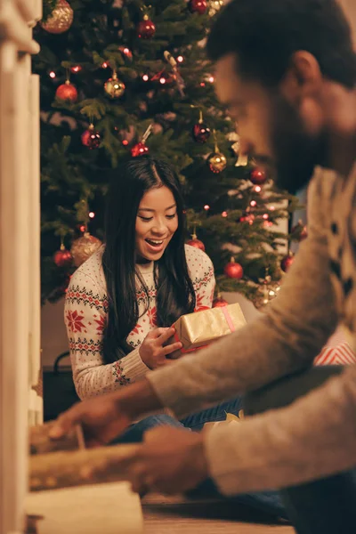 Multiethnic couple celebrating christmas — Stock Photo