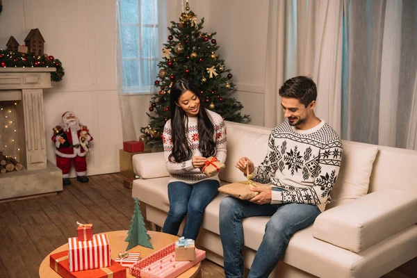 Pareja multicultural celebrando la Navidad juntos - foto de stock