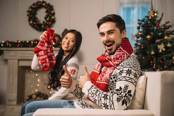 Pareja multicultural celebrando la Navidad juntos - foto de stock