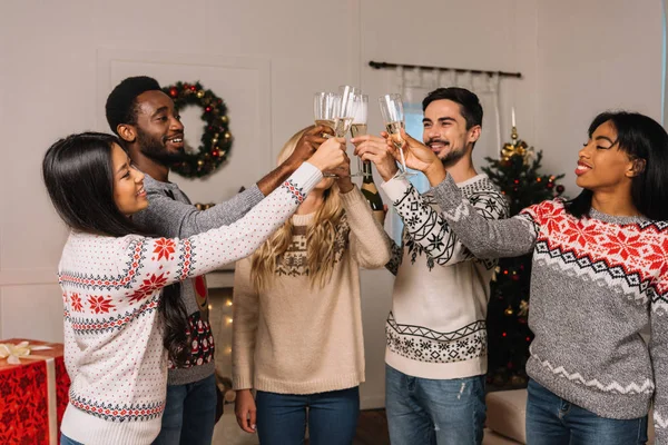 Amigos multiculturais com champanhe celebrando o Natal — Fotografia de Stock