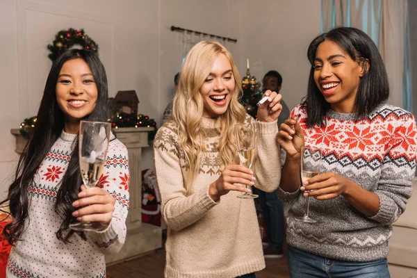 Mujeres multiétnicas bebiendo champán - foto de stock