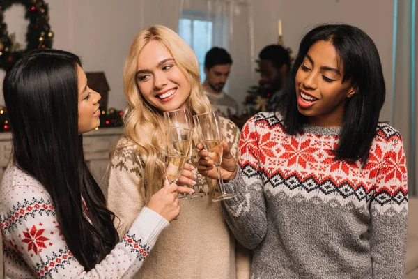 Mujeres multiétnicas bebiendo champán - foto de stock