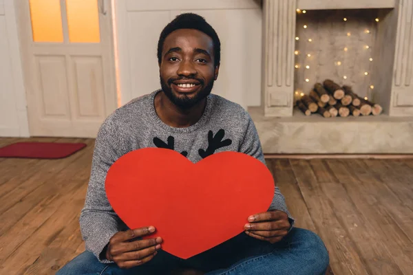 African american man with paper heart — Stock Photo
