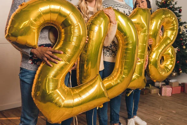 Amigos multiculturais segurando balões 2018 — Fotografia de Stock
