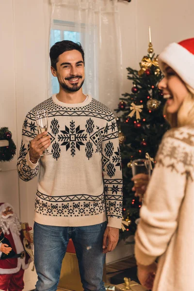 Uomo sorridente con bicchiere di champagne — Foto stock