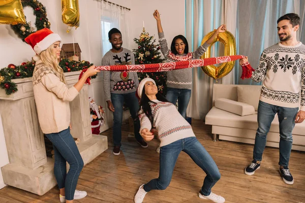 Amis multiethniques jouant jeu limbo — Photo de stock