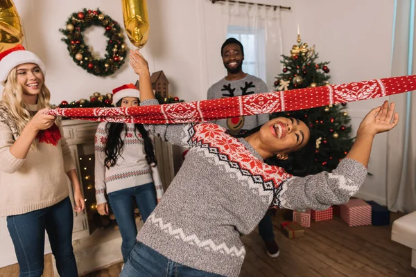 Multiethnic friends playing limbo game — Stock Photo