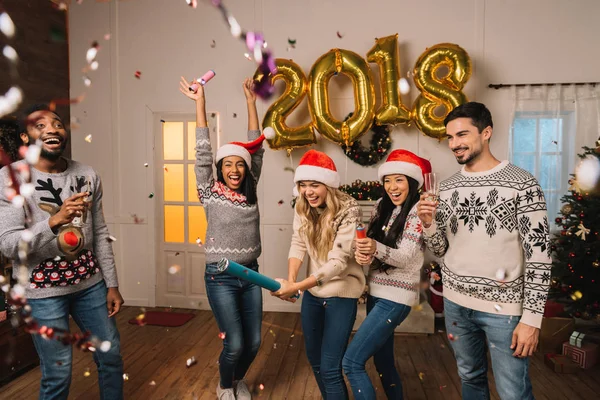 Amigos multiculturales celebrando el año nuevo - foto de stock