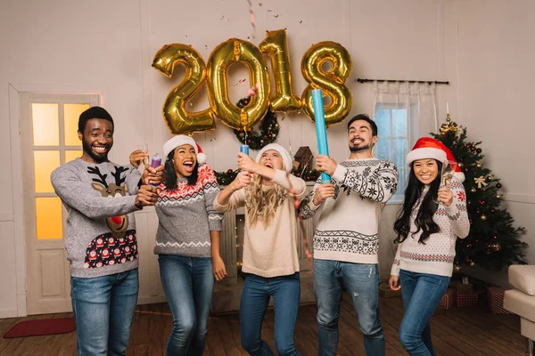 Amigos multiculturales celebrando el año nuevo - foto de stock